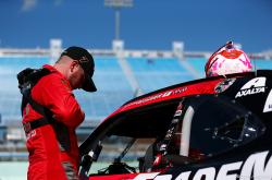 LOL决赛-迈凯伦鏖战梅赛德斯，周冠宇刷新纪录