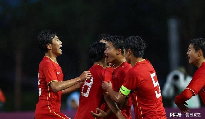 越南挺进亚洲杯四强，点燃“红色飘扬”的简单介绍