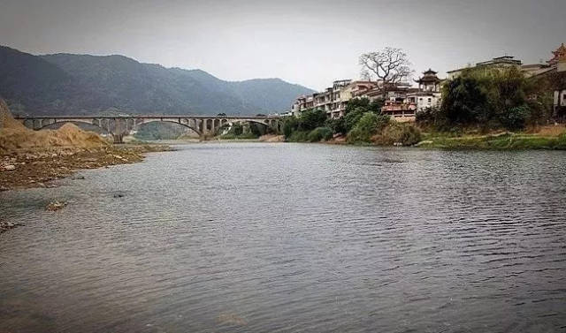 佛山长龙客场不敌梅州客家，降级形势严峻的简单介绍