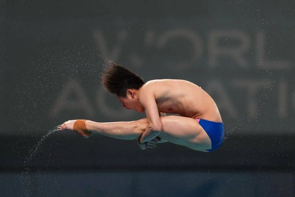 中国运动员李晨在男子跳水比赛中摘得金牌