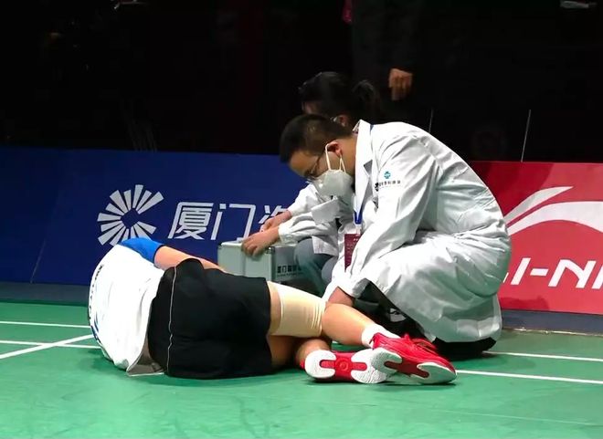 羽毛球明星选手受伤退赛，引发热议