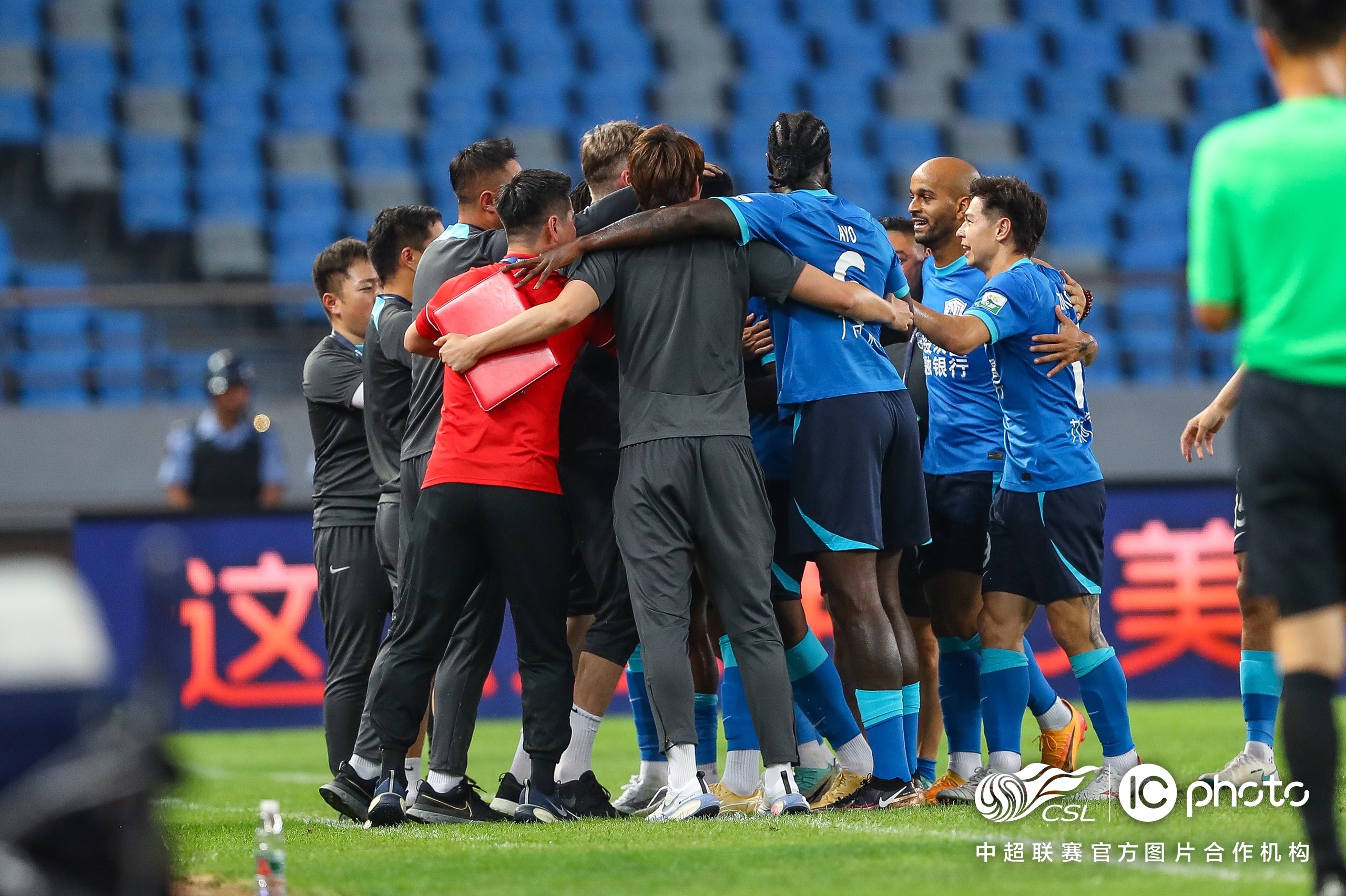 激战四连胜,势不可挡之势震撼观众席 激战四连胜,势不可挡之势震撼观众席