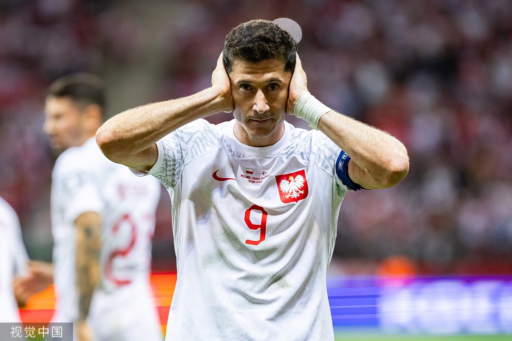 中国逆转荷兰，莱万状态火热