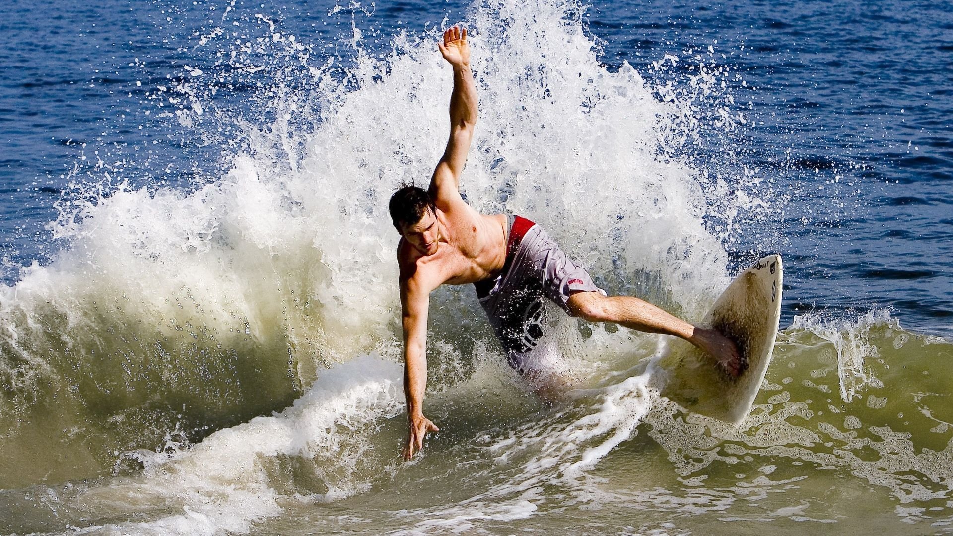 引擎的终场哨，当阿圭罗在F1赛道上踏平瑞士与巴拉圭